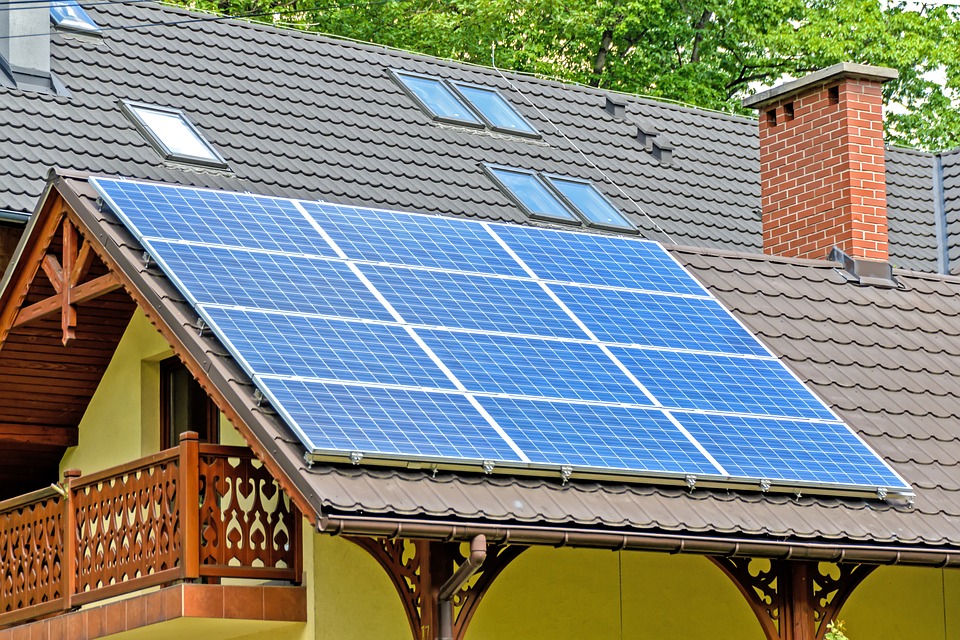 不動産投資と太陽光発電投資を比較!メリットが多いのはどっちだ